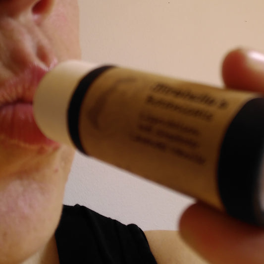 Lippenbalsem met Sheaboter en Rozenbottelolie