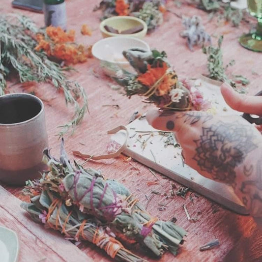 Wild Herbs & Witchy Intentions - Maak je eigen smoke wand - zo 23/11/2025 - Herent - Inschrijven via Zonnegloed